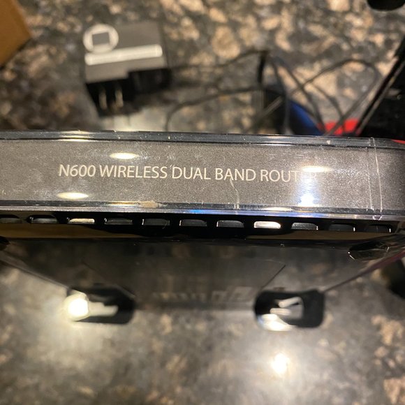 NETGEAR N600 Dual Band Wi-Fi Router (WNDR3400v2) - Picture 5 of 7